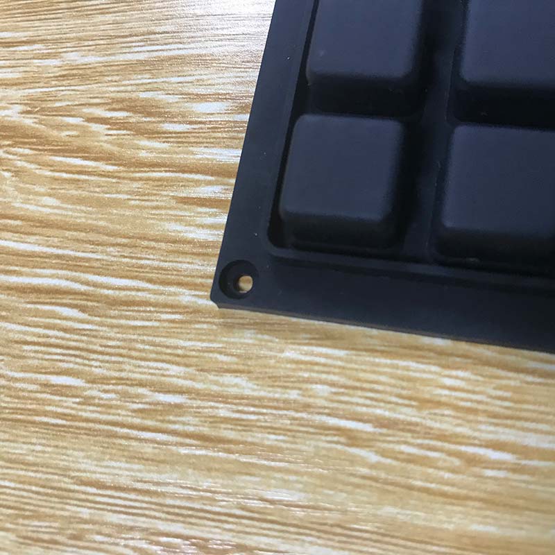 設(shè)計(jì)定位孔來(lái)固定硅膠按鍵